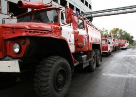 Не торопись лить грязюку на пожарных. Мы понятия не имеем кто там кого спасал. В первые дни были 5 или 6 фейков о спасателях с кавказа (они очень любят выставлять себя героями, как и сотрудники МЧС), но вот свидетелей их геройства обычно нет, да и кто посмеет усомнится в таком - то ? Мы так дойдём до того что спасателей героев у нас будет больше чем спасённых.

А этот Востриков и Трусов (как и этот Калачёв со своими исламскими пальцами) не вызывают никакого доверия вдвойне, больше они схожи с внедрёнными чужаками цель которых исказить показания, не зря же они с таким напором отвлекают внимание на себя. Они даже похожи друг на друга.

Самую грязную работу сделали именно наши пожарные, на своей нищей технике и стареньких ЗИЛах. А действия МЧС больше схожи с зачищением улик, чем на спасительную операцию, и мальчик их какой то мутный. Именно мать фейкового Вострикова налила грязюку на пожарных.

Перед событиями, кое что важное продвигали, суть вносимых к концу 2017 года в том, что они МЧС хотят забрать под себя бизнес честных пожарных станций, ведь это действительно огромные деньги которые проходят мимо  министерства : торговые центры, кинотеатры, супермаркеты, спорт центры и.т.д , а создание монополий в капиталистическом государстве и уничтожение мелкого и среднего бизнеса всегда лишь вопрос времени.

 Но если идти дальше, то всё становится ещё серьёзнее.Под видом реформ они усиливают контроль за юр.лицами и ИП. А это очень и очень серьёзно, МЧС это полувоенная организация с соответствующим статусом, такая вседозволенность может стать невероятно опасной.

А теперь прибавь сюда другие службы : росгвардию, фсб, ....

Думаю рано сейчас делать выводы, по крайней мере о геройствах. Мы даже не можем подтвердить были ли эти люди там и в качестве кого (это я разумеется не про учительницу и товарища Колобухова с персоналом)