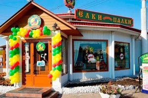 P и R находятся рядом... но как можно было покинуть машину и не заметить что она поехала??? Кстати в бассейне написано NO DIVING, теперь наверно появится NO DRIVING)