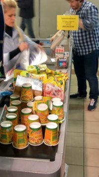 действительно, сразу видно, что жиробас питается всякой хернёй.
ни зелени, ни овощей, ни фруктов...
одна искусственная лапша и непонятного состава сосиски.
на те же деньги можно купить качественные макароны из твердых сортов пшеницы, куриную грудку и зелени. намного вкусней  и в тысячу раз полезней.