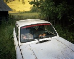 Помнится в босоногом детстве ушастый запорожец дяди и горбатый деда казались огромными. Так и есть, в сравнении с детишками.