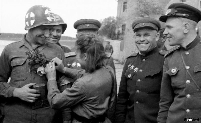 так много букв, так мало смысла. 
Автор, Германия была бы перемолота что С помощью союзников, что БЕЗ них.
Союзники открыли второй фронт только тогда, когда увидели, что СССР побеждает Германию и её прихвостней, и может без помощи союзников выиграть войну. 
Вот тогда, когда Союзники испугались продолбать всю Европу, они сразу моментально организовали свои "спасения рядового Райана".
Политики США и Англии поняли чем им грозит невторжение в Европу.

При всём моём великом уважении к солдатам и офицерам войск Союзников, которые отдали свои жизни за Победу.