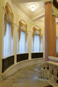 Здание Калининградского драматического областного театра было построено ещё в 1912 году. Ещё до войны дважды перестраивалось. Во время штурма Кёнигсберга здание сильно пострадало и долго стояло разрушенным. В 1960 году на основе оставшегося было построено нынешнее здание. Оно великолепно как снаружи, так и внутри. И труппа и спектакли приносят массу удовольствия людям.