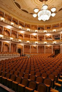 Здание Калининградского драматического областного театра было построено ещё в 1912 году. Ещё до войны дважды перестраивалось. Во время штурма Кёнигсберга здание сильно пострадало и долго стояло разрушенным. В 1960 году на основе оставшегося было построено нынешнее здание. Оно великолепно как снаружи, так и внутри. И труппа и спектакли приносят массу удовольствия людям.