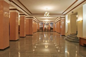 Здание Калининградского драматического областного театра было построено ещё в 1912 году. Ещё до войны дважды перестраивалось. Во время штурма Кёнигсберга здание сильно пострадало и долго стояло разрушенным. В 1960 году на основе оставшегося было построено нынешнее здание. Оно великолепно как снаружи, так и внутри. И труппа и спектакли приносят массу удовольствия людям.