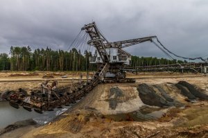 С чего бы эти два заброшенные? Вполне себе действующая техника. Вид не особо презентабельный, ну так им и не на парадах выступать.