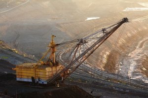 С чего бы эти два заброшенные? Вполне себе действующая техника. Вид не особо презентабельный, ну так им и не на парадах выступать.