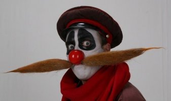 10 привлекательных актеров, которых испортили усы