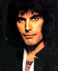 10 привлекательных актеров, которых испортили усы