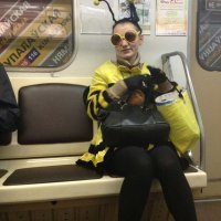 И ее подружка пчела