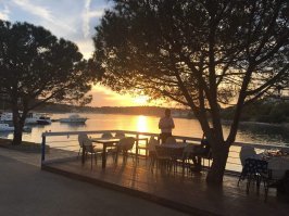 Был в дубровниках был в пуле и там и там по недели , хорошая рыбалка люди правда хамно особенно в магазинах пока не нае не успокоятся хоть евро но все равно нае . Хорватское пиво не очень а вот местный самогон это да снимали виллу на неделю так хозяин виллы принес пару бутылок своего у меня как раз с желудком были проблемы и он это видел говорит лучшее лекарство ну так выпил я эту горючую смесь думал сгорю .