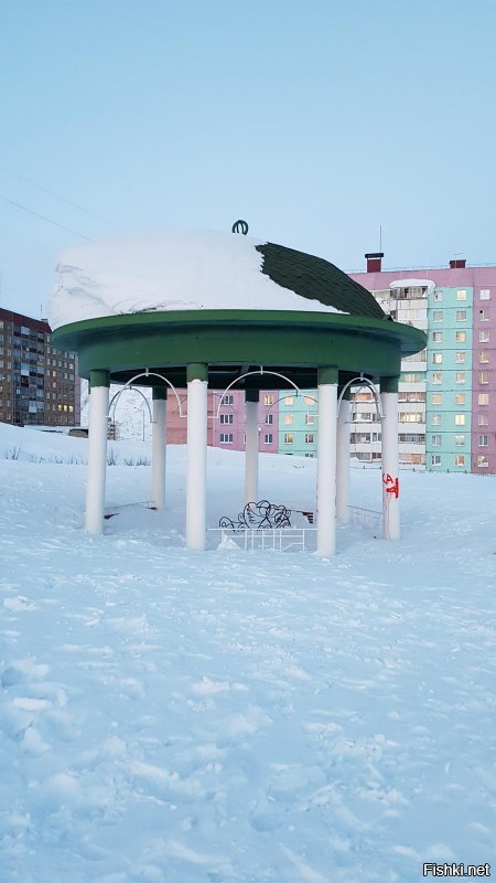 Вот это совпадение, только что оттуда вернулся. Ох и суровый там климат: -25 и сбивающий с ног ветер - и это в конце марта! И сугробы в три этажа высотой.