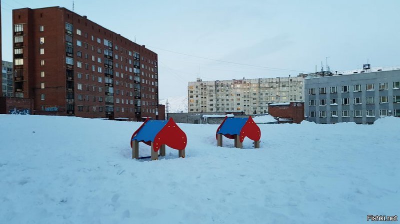 Вот это совпадение, только что оттуда вернулся. Ох и суровый там климат: -25 и сбивающий с ног ветер - и это в конце марта! И сугробы в три этажа высотой.
