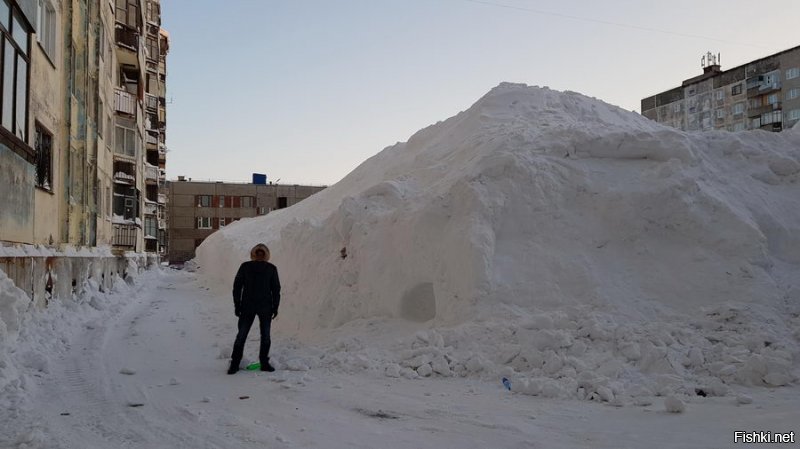 Вот это совпадение, только что оттуда вернулся. Ох и суровый там климат: -25 и сбивающий с ног ветер - и это в конце марта! И сугробы в три этажа высотой.