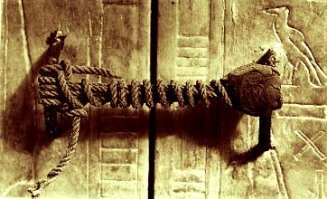 Ну это как бы отретушированная фотография, на неотретушированной канатик выглядит не столь презентабельно, а веревки человечество научилось плести наверное тогда, когда начало привязывать камень к палке.