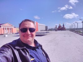Привет! Первый раз в Заполярье я попал 10 июля 2017 (середина лета!). Когда прилетели в Норильск, запомнилось, что светило Солнце, но дул сильный пронизывающий ветер, было холодно, + 10. Ну и виды окружающие, конечно, удручали... Куда ни глянь (нас отвезли в гостиницу в Дудинку) всюду тундра до горизонта, ни деревца... Но в целом Дудинка и порт оставили доброе впечатление. Поразили масштабы строительства. Ещё поразила железная дорога. Самая северная замкнутая. Были в музее Таймыра. Очень интересная экспозиция. Но больше всего, на следующее утро, когда стих ветер, я обалдел от размера и кровожадности местных комаров! Как кони! Такое ощущение, что они просто едят тебя, а что не доели могут внести в тундру и там доесть :) Сделал для себя вывод: работать я бы туда приехал, но жить бы там не смог. Хотя 4-х комнатную квартиру там можно купить за 800  т.р... Короче не мое это!

Фото с той командировки.