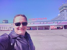 Привет! Первый раз в Заполярье я попал 10 июля 2017 (середина лета!). Когда прилетели в Норильск, запомнилось, что светило Солнце, но дул сильный пронизывающий ветер, было холодно, + 10. Ну и виды окружающие, конечно, удручали... Куда ни глянь (нас отвезли в гостиницу в Дудинку) всюду тундра до горизонта, ни деревца... Но в целом Дудинка и порт оставили доброе впечатление. Поразили масштабы строительства. Ещё поразила железная дорога. Самая северная замкнутая. Были в музее Таймыра. Очень интересная экспозиция. Но больше всего, на следующее утро, когда стих ветер, я обалдел от размера и кровожадности местных комаров! Как кони! Такое ощущение, что они просто едят тебя, а что не доели могут внести в тундру и там доесть :) Сделал для себя вывод: работать я бы туда приехал, но жить бы там не смог. Хотя 4-х комнатную квартиру там можно купить за 800  т.р... Короче не мое это!

Фото с той командировки.