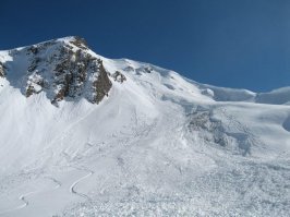 И не только в Австрии есть. И правильно делают, что штрафуют - сколько хочешь есть мест, куда можно уехать случайно и вытаскивай его оттуда потом или свалиться случайно, как Шумахер в своё время. Но вместе с этим есть дохрена мест, где нет трасс, но народ спокойно там катается и никто никого не штрафует. На нормальных курортах все опасные места огорожены и  никому в голову не приходит туда соваться, но чтоб на трассу вынесло лавину - такое только у нас бывает. 
У меня знакомая в Красной поляне в 2008 погибла из-за раздолбайства лавинщиков и спасателей. Там в то время была такая фирма "Хели ски", может и сейчас есть. Они на вертолёте завозили народ на понравившуюся вершину и те оттуда ехали, а в тот раз там снегопады были страшенные, я сам там за несколько дней до её гибели был и это всё видел. Снег просто стеной валил - ратраки трассу укатывать не успевали, снегу на трассе было по колено и "Хели ски" эта без денег сидела - летать было нельзя. А потом снег перестал и они на следующий же день и полетели деньги сшибать. В любом нормальном месте, прежде чем вертолёт выпустить, озаботились бы безопасностью, а тут пофиг. Вот и получилось...
Вот та лавина.