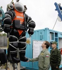 "Современный нормобарический скафандр. Слева." Это, чтоб ни с кем не спутали?:)