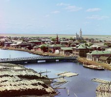 "Цикл цветных фотографий, отснятых в далёком 1911 году. Откуда сто лет назад взялся цвет? Как это было сделано?
Ведь ещё совсем недавно - лет 50-60 назад цветное фото было не то, чтобы экзотикой, но чрезвычайно редким. Ещё на моей памяти псевдо цветные раскрашенные снимки.

Талантливый химик, увлечённый фотограф, выпускник Петербургского технологического института, Прокудин-Горский к 1906 году публикует ряд статей, посвящённых принципам цветной фотографии. В этот период он так усовершенствовал новый метод, обеспечивший одинаковую цветочувствительность всего спектра, что мог уже делать цветные снимки, подходящие для проекции. Тогда же он разрабатывает и свой метод передачи цветного изображения, основанный на разделении цветов на три составляющие. Он снимал объекты 3 раза через 3 фильтра - красный, зеленый и синий. Получалось 3 черно-белых позитивных пластины." 



(Остальные фото и описание по ссылке.)