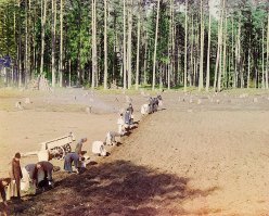 "Цикл цветных фотографий, отснятых в далёком 1911 году. Откуда сто лет назад взялся цвет? Как это было сделано?
Ведь ещё совсем недавно - лет 50-60 назад цветное фото было не то, чтобы экзотикой, но чрезвычайно редким. Ещё на моей памяти псевдо цветные раскрашенные снимки.

Талантливый химик, увлечённый фотограф, выпускник Петербургского технологического института, Прокудин-Горский к 1906 году публикует ряд статей, посвящённых принципам цветной фотографии. В этот период он так усовершенствовал новый метод, обеспечивший одинаковую цветочувствительность всего спектра, что мог уже делать цветные снимки, подходящие для проекции. Тогда же он разрабатывает и свой метод передачи цветного изображения, основанный на разделении цветов на три составляющие. Он снимал объекты 3 раза через 3 фильтра - красный, зеленый и синий. Получалось 3 черно-белых позитивных пластины." 



(Остальные фото и описание по ссылке.)