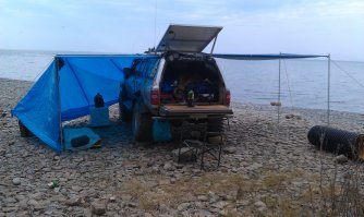 Месяц стоял на берегу моря. Чайки были. Проблем не было. :)
