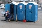 учёные обратили внимание, что рекламные листовки раздаются быстрее рядом с туалетом...