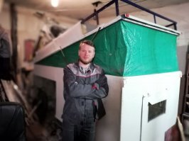 нет, один и тот же. на пикап мазда. не свисает нигде. он небольшой.