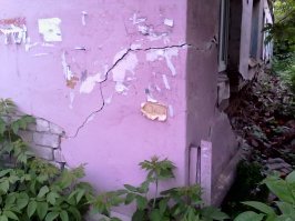 фото 1 - 2015 дерево возле дома
фото 2, 3 - 2016 тот же дом с другого угла
сейчас - пока пустырь