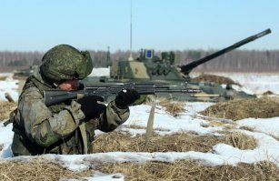 а если им ещё патроны выдать, то западенцам пuздец настал бы прямо на учениях