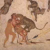 Как оно было на самом деле неизвестно. Известно лишь с летописей которые писали подчинённые Цезаря... а они по понятным причинам наверняка накидали такой рассказ, что сам барон Мюнхаузен бы позавидовал бы. Интересно было бы узнать версию пиратов, но к сожалению они были казнены.
С такой же вероятностью можно утверждать что Цезарь попав в плен прикинулся просто командующим армии, и уговорил пиратов не выпускать ему кишки, пока его богатые друзья и родственники наскребут  сумму выкупа, а сам будучи в плену стирал всем портки и вечером танцевал в перьях на потеху местным головорезам. Да и перебили их по быстрому не из за гуманных соображений, а наверняка чтоб они рассказать не могли как Церазь тусовался в петушином углу.
Не в обиду Юлию конечно, возможно и всё что написано -100% правда, просто времена тогда были другими, ожидая выкупа пираты за именитого пленника отсылали б родственникам каждую неделю по пальцу, или ухо.. чтоб напомнить о скоротечности времени, а будучи поймаными - никто не доставлял пиратам быстрой смерти, наоборот их сильно пытали, травили зверями, публично четвертовали итд.. чтоб у обычных крестьян и матросов даже мысли не было податься в этот опасный промысел, видя какие муки постигают осужденных. Что в целом справедливо, так как пираты в те дни особо не церемонились.. вырезали весь захваченый корабль, а пленников топили на корм акулам, и только арди выкупа порой могли оставить в живых самого роскошно одетого фраера. И крайне мало вероятно что они стали бы ему рассказывать на каком он острове находится и как сюда обратно приплыть.  Да и вообще если ты пленник и тусуешся по окрестностям без повязки на глазах - 99% что тебя не будут менять, так как ты знаешь где тусуются пираты и видел их лица.. и после получения выкупа - тебя тупо зарежут.
Поэтому к таким историям я отношусь с большой долей скептицизма.