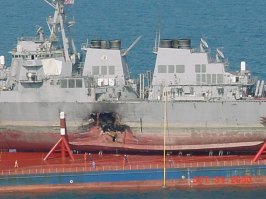там видно, что под килем подсунуто что-то в качестве ложемента, и по бортам столбы опорные стоят, чтоб набок не завалился.
вот получше видно