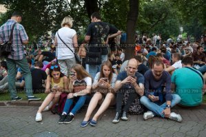 В будущем никуя не будет к гадалке не ходи.
Вчера вышел во двор, сцука, ТИШИНА!!!! аж слух режет, ни скрипа качелей, ни детского крика, только прохожие по домам идут уткнув ипала в телефоны. Какое накуй будущее?!
В квартирах будет интернет, кровать, холодильник, стол, стул, компьютер и сцука кактус, чтоб не все так аЦки окончательно выглядело .
пы.сы. И Толчек!!!
Никуя короче в будущем не будет. Эти технологии не на пользук сожалению человечеству.