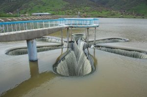 Можете кидать в меня камни, но с гидротехнической точки зрения - ничего гениального - одно из типовых решений, известное с древних времён...