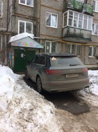 Раньше когда жил в подобном дворе, некоторые бывало так же ставили.
Один добрый человек, скидывал булыжники по 10-15кг, на крышу таким вот водителям.
Было подобное 2 раза, больше вроде там не ставили так машины.

Сейчас же проще, у нас около подъезда стоит знак, что парковка запрещена и спец. зона.
Когда кто то ставит в этой зоне автомобиль, с утра обычно не находит его на месте.