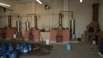 Только в Росии видел такие химические лаборатории, у нас в Болгарии подваль как нефтенянье рафинерии