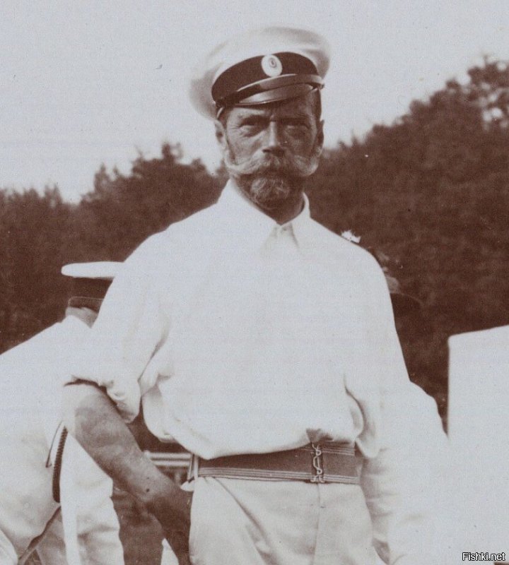 Николай II с татуировкой дракона на предплечье. Сделанной им в 17летнем возрасте во время визита в Японию. Там же он получил ранение головы от японского полицейского.