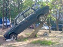 Утро 12 мая 2011 года. Чувак решил задом паркануться.