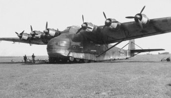 Messerschmitt Me.323 Gigant
Немецкий тяжёлый военно-транспортный самолёт грузоподъёмностью до 11 тонн, самый тяжёлый сухопутный самолёт времён Второй мировой войны. Всего было построено около 200 машин