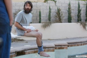 А потом показал ей свой бассейн...