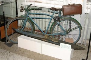 Отрывок:
=-------------------------------=
роснувшись, путешественник обнаружил, что не может пошевельнуться в своей постели: примерз ко льду, да еще спиной. Ночью, по-видимому, где-то рядом образовалась трещина. Выступившая морская вода намочила одежду, которая, застыв, превратилась в ледяной склеп.

Втянув руки из широких рукавов под куртку, Травин с трудом добрался до закрепленного на поясе ножа и, двигая одной лишь кистью, начал методично обивать себя массивной ручкой. Освободив рукава, принялся работать уже лезвием, окалывая лед вокруг туловища 

Наконец, смог сесть   на спине, как ранец, повис кусок выколотого льда. Оставалось выручить ноги, вернее торбоза. Поспешил ли он или сказалось утомление, только последнюю операцию провел менее аккуратно. Когда поднялся, лед оказался усыпанным шерстью и даже клочками кожи.

О сне уже не приходилось думать: страх обморозить ноги гнал на восток, к жилью. Но ориентироваться в открытом море, когда береговая линия тонула то в тумане, то в предвечерней мгле   дело сложное.

Иногда Глебу казалось, что он уже не в море, а в тундре. Для того, чтобы разобраться, приходилось разгребать снег до самого льда. Туго пришлось ему в эти дни.