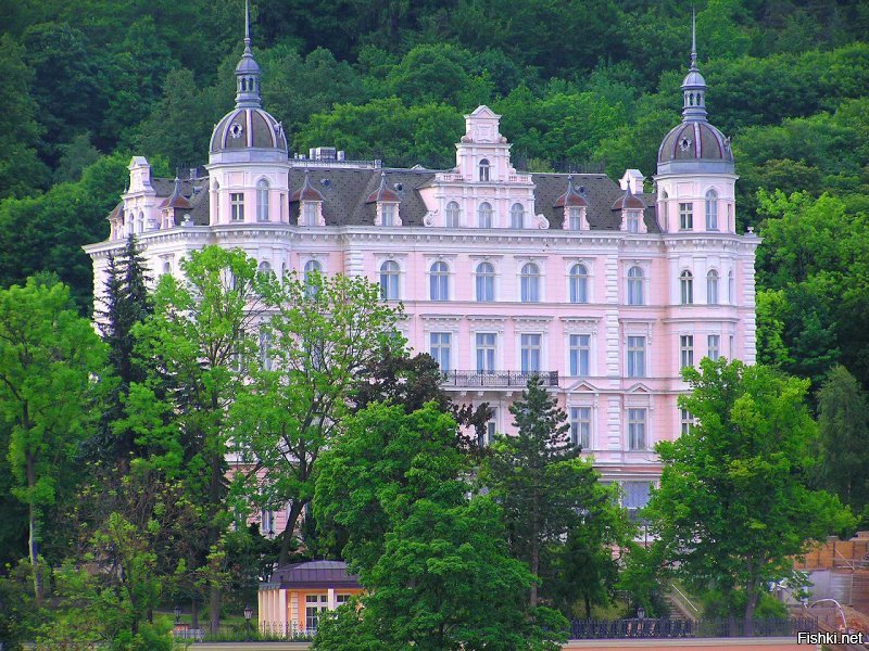 На первой фотографии "Палас Бристоль"отель в Карловых Варах в Чехии.  Остроумник.