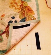 Я саморезами к полу прикручиваю, у меня пол пока стары - не жалко.