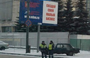 И сила рук, уже ослабевает
Я к старости, немало в жизни вынес
Но мент, остановивший - предлагает
"Мужик,