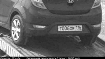вот эта тоже веселая: абсурдный штраф был выписан автомобилисту из Казани. Там перевозимую на эвакуаторе легковушку оштрафовали за превышение скорости.