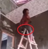 Он там себе ничего не прищемит?