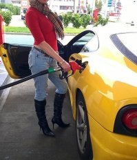 Cудя по джинсам заправленным в зимние сапоги, закатанным по локоть рукавам и мужскому шарфу, цель была попасть на модный приговор на первом