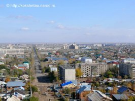 на первом фото показуха потому что столица , на втором провинциальный городок в каких живет большая часть населения . где настоящий город а где бутафория для красоты ?