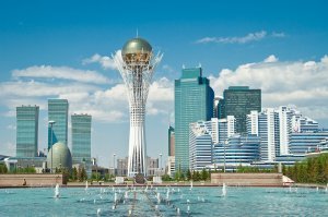 на первом фото показуха потому что столица , на втором провинциальный городок в каких живет большая часть населения . где настоящий город а где бутафория для красоты ?