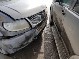 Ну вообще-то он еще и Лэнд Ровер стукнул там же.