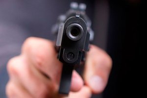 Выслушивает просьбу папы остановиться.